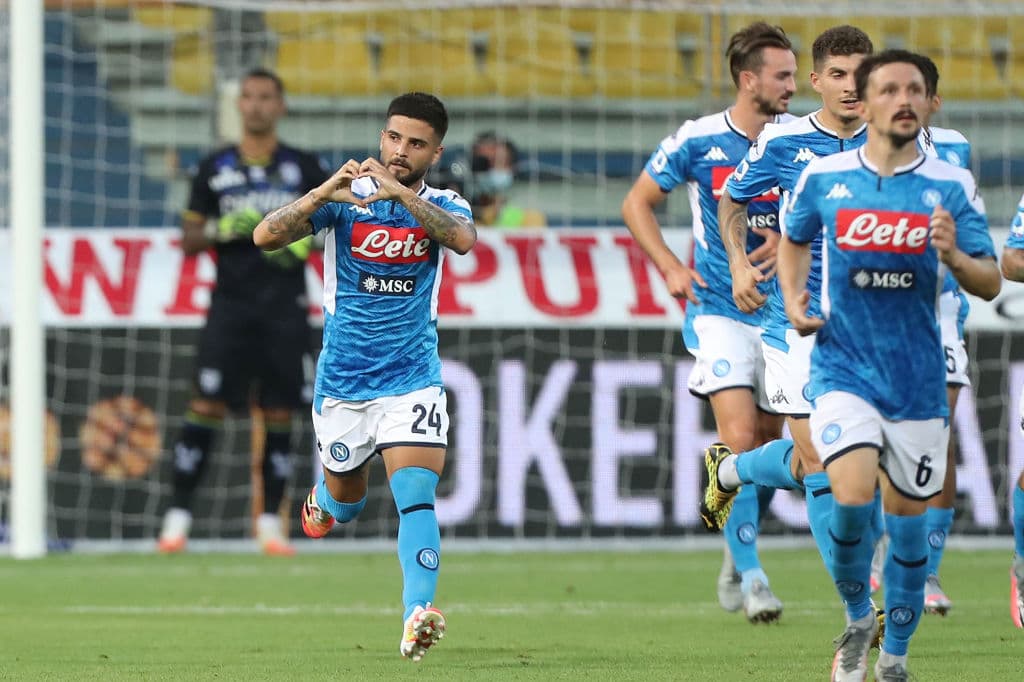 Lorenzo Insigne cobró el penal y puso el esférico al fondo de la portería. Se emparejaban los cartones en el Ennio Tardini.