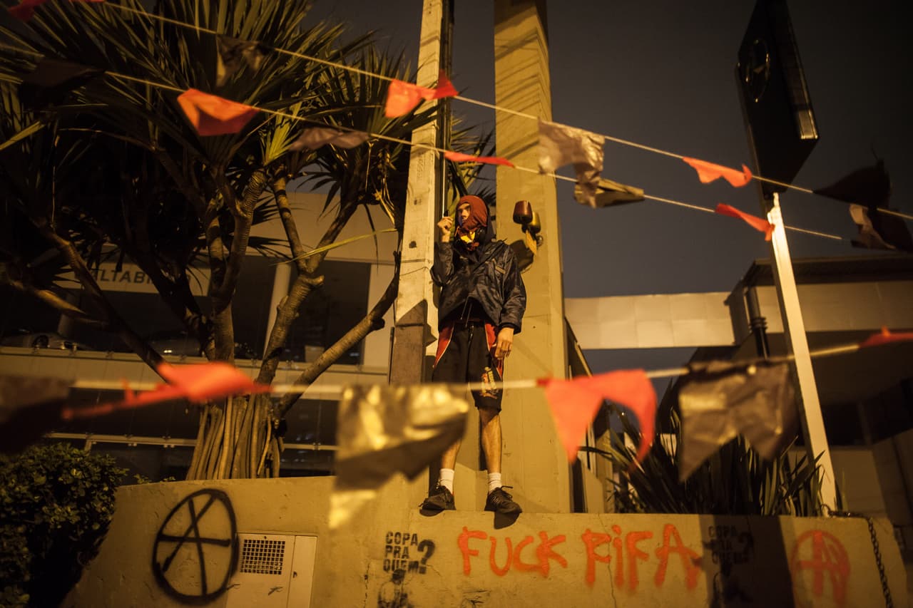 Para los dos torneos FIFA los alegatos del pueblo iban dirigidos a la extensa inversión que realizó el Gobierno para remodelar sus estadios y ciudades, mientras miles de personas morían de hambre y no tenían salud ni escuelas dignas. Para Río 2016 las cosas estallaron por escándalos de corrupción como en esta oportunidad, en la que se han programados protestas en favor de Lula Da Silva por su polémico encarcelamiento.