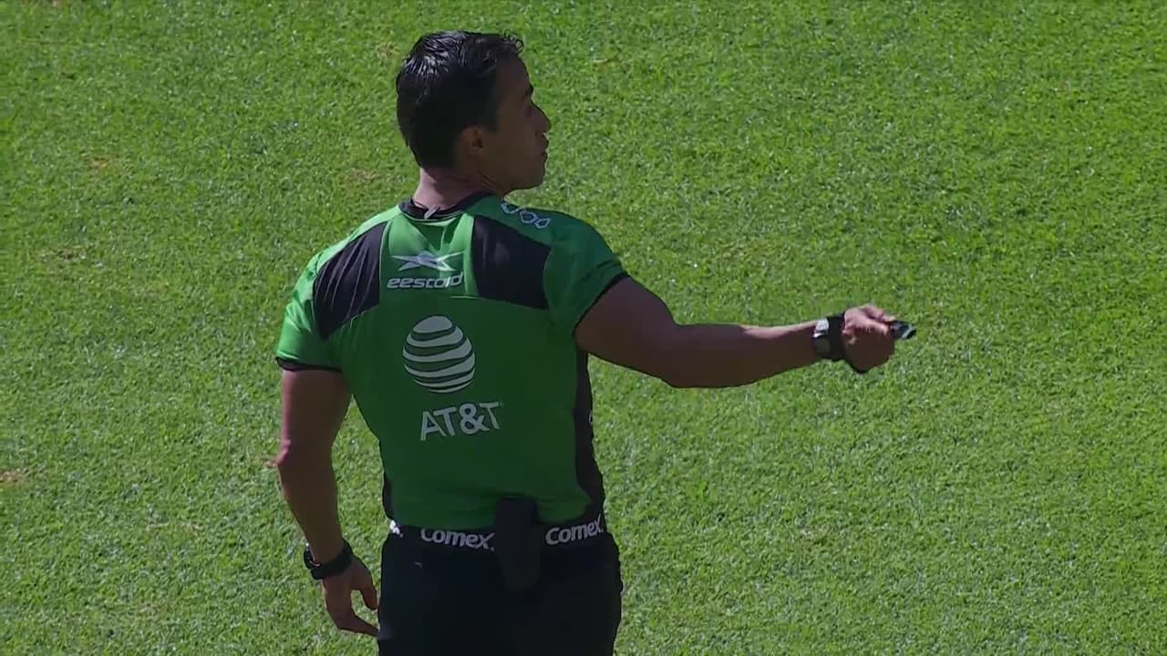 Arranca el partido y la pelota está en juego.