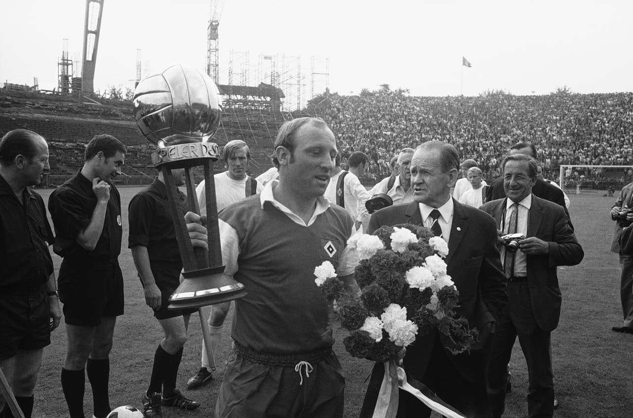 Borussia Mönchengladbach | Jupp Heynches marcó la historia dorada del equipo en la década de los setenta. Consiguieron su quinto y último título de Liga en la campaña 1976-77.