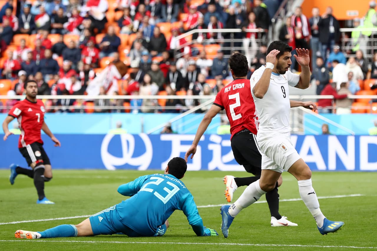 Mohamed El Shenawi se hizo de a poco figura al evitar que llegara el gol de los uruguayos.