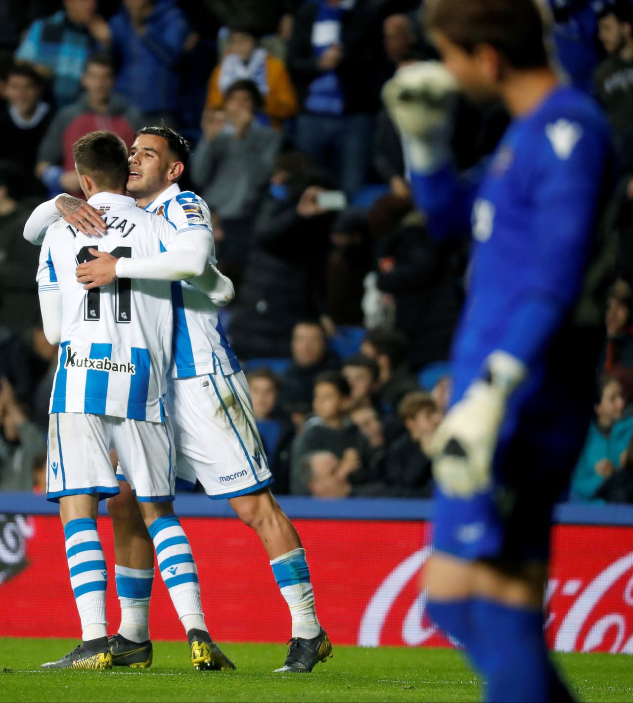 El belga Adnan Januzai (izquierda, de espaldas) anotó el 1-0 para la Real Sociedad, celebrado con su compañero, el francés Theo Hernández.