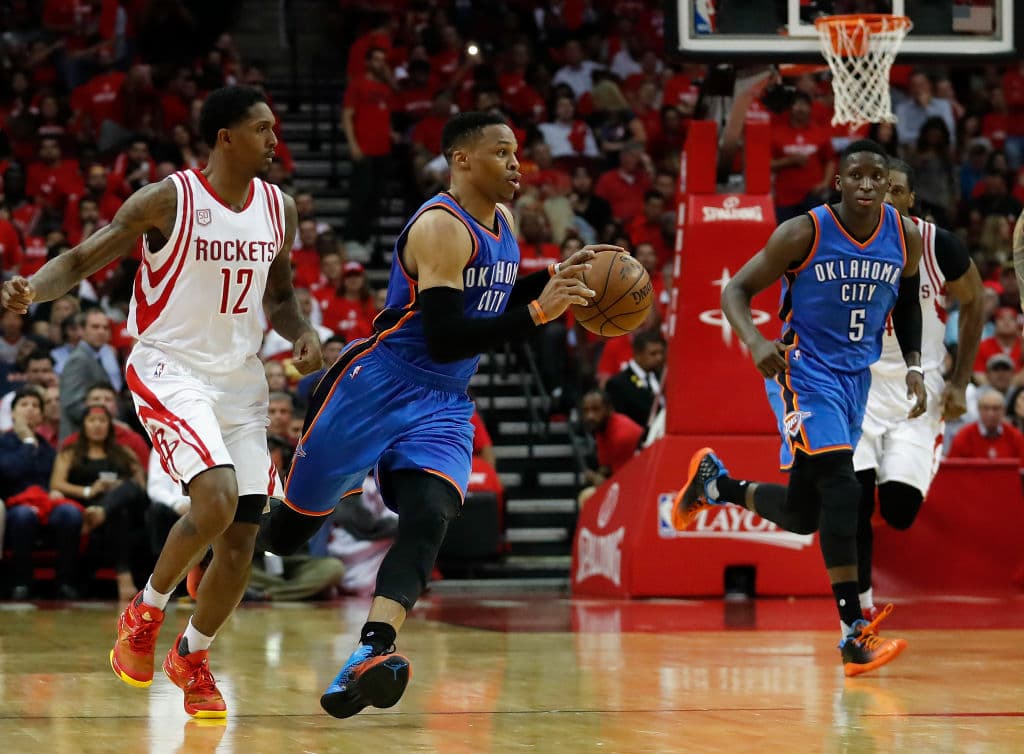Segunda. Cuando se da la falta, la bola está adelante del círculo en media cancha, ningún jugador defensivo está por delante del ofensivo y ese jugador tiene control del balón o le lanzaron un pase.