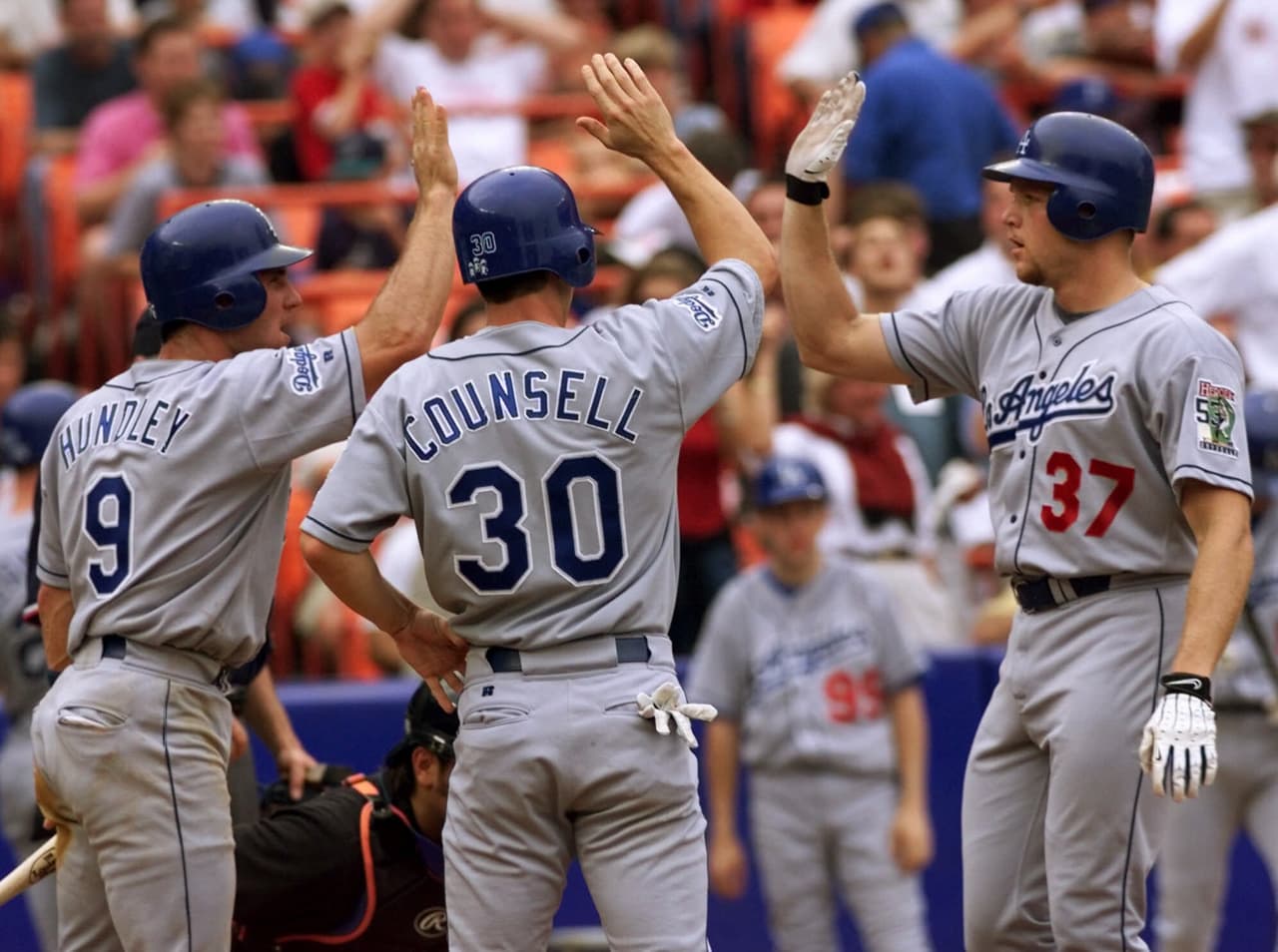 A mitad de 1999 fue canjeado a los Dodgers, equipo con el que únicamente disputaría 50 encuentros esa campaña. Ahí se acabó su breve estancia en California.