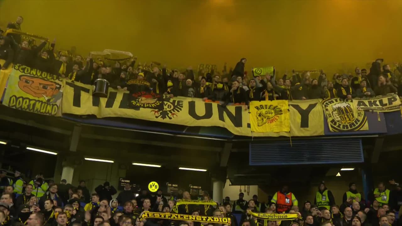 Arranca el partido y la pelota está en juego.