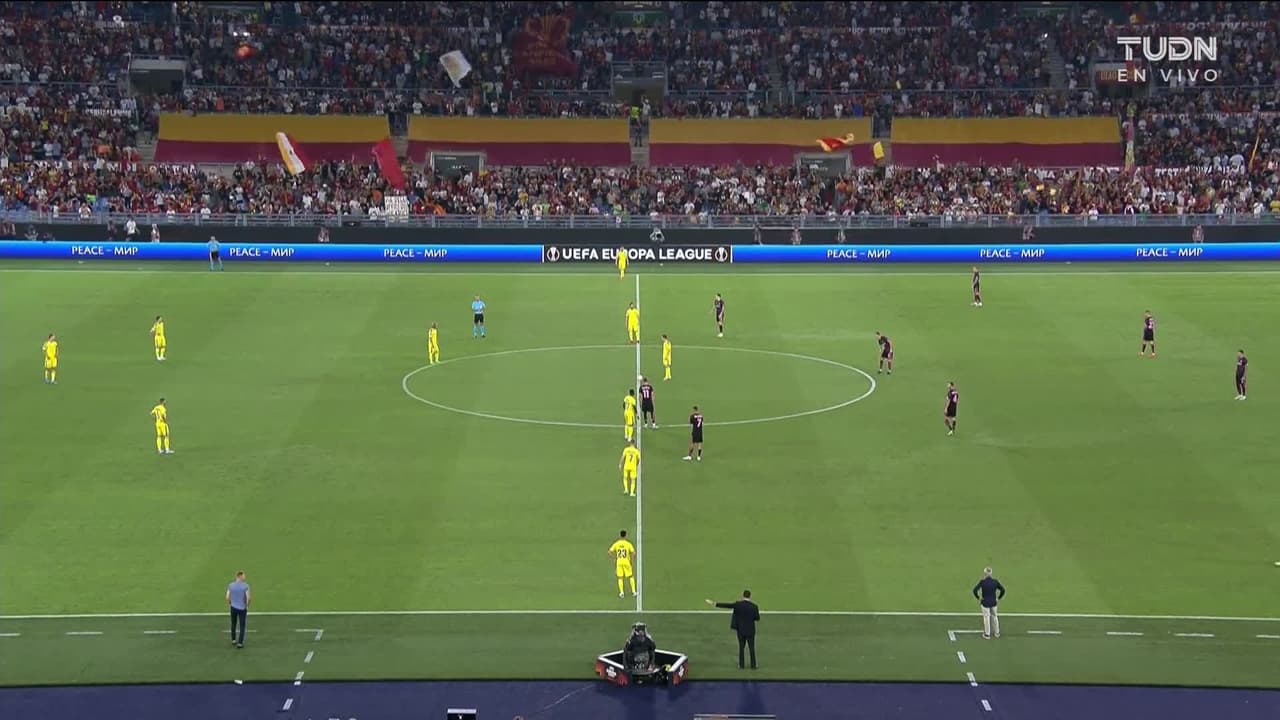 Arranca el partido y la pelota está en juego.