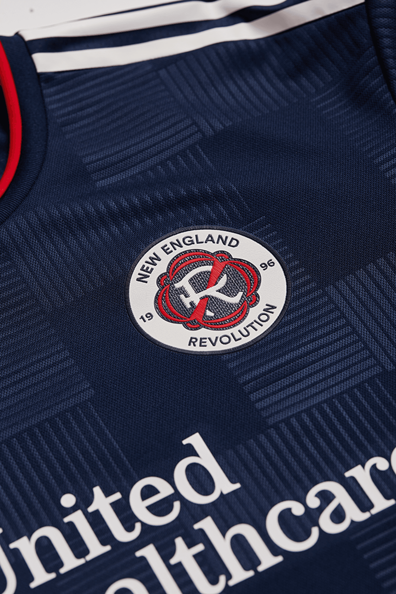 El nuevo escudo de New England Revolution aparece por primera vez en una camiseta oficial del club, rodeada por el tradicional fondo azul oscuro.