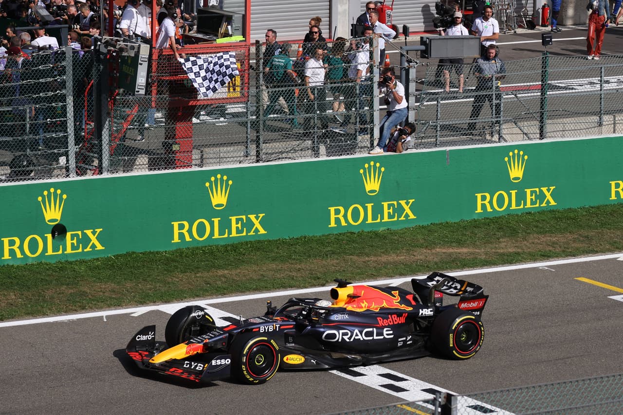 Sergio Pérez logró su podio 22 en Fórmula 1 al terminar segundo en el GP de Bélgica que ganó Max Verstappen; Carlos Sainz de Ferrari fue tercero.