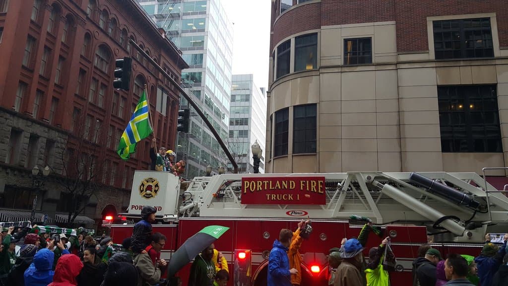 Timber Joy tiene su lugar en el camión de bomberos durante el desfile.
