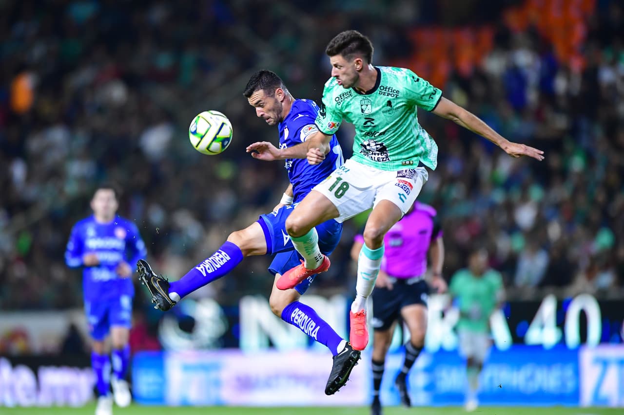 El León vino de atrás para derrotar al Necaxa y con ello sacar el primer triunfo del torneo.