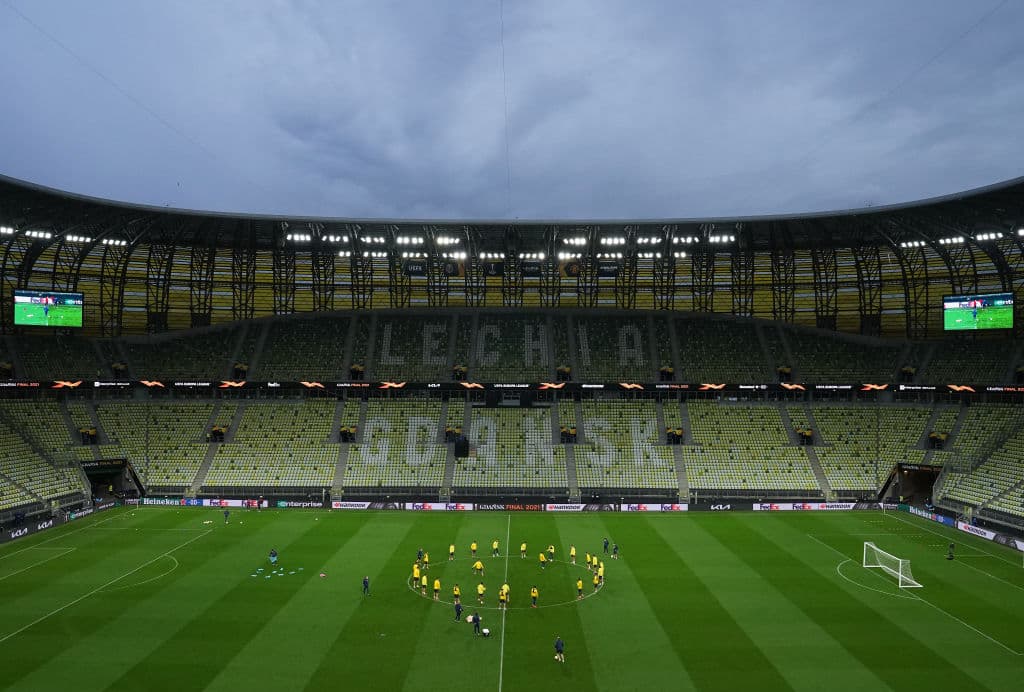 Unai Emery se encargó de hablar con todo el equipo antes de iniciar con los entrenamientos de cara a la final de la UEFA Europa League. Los jugadores del 'Submarino Amarillo' se mostraron alegeres y concentrados durante el calentamiento en el Arena Gdansk.