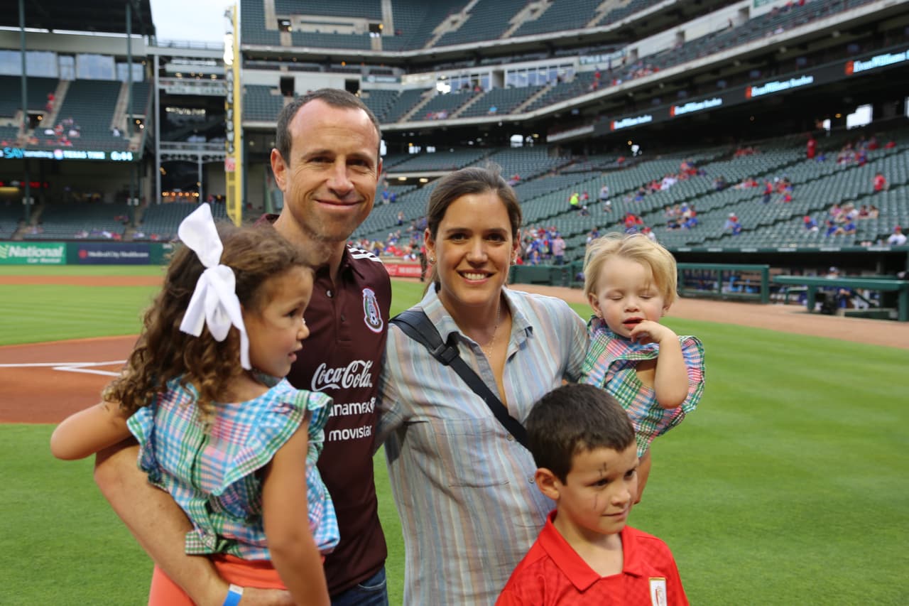 El director deportivo de la selección mexicana, Gerardo Torrado, fue acompañado por su familia al evento.