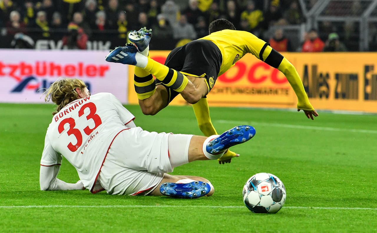 Guerreiro (1’), Reus (29’) y Sancho (48’) marcaron los primeros tres goles. Uth (65’) descontó para Köln y Haaland (77’, 87’) selló el marcador. Dortmund llegó a 36 puntos en la cerrada cima de la Bundesliga.