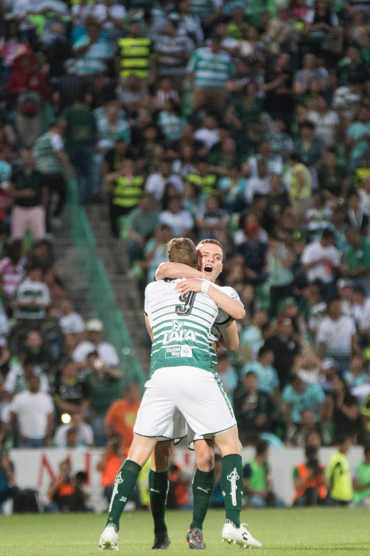 Julio Furch le dio la ventaja a Santos al minuto 43 con un golazo de volea tras un cobro de tiro de esquina.