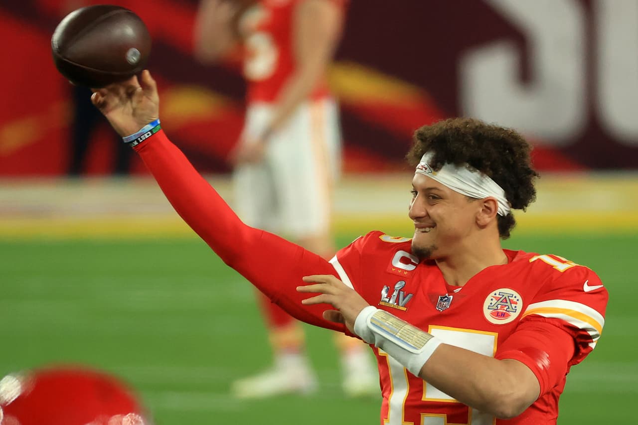 <b>Puesto 15. Patrick Mahomes</b> 
<b>(fútbol americano)</b>
<br>
<br>Ganancias totales: 54.5 millones de dólares.
<br>
<br>Ganancias en el deporte: 32.5 millones de dólares.
<br>
<br>Ganancias en patrocinios: 22 millones de dólares.
<br>
<br>Para realizar la lista de este año de los atletas mejor pagados del mundo, Forbes hizo un seguimiento de los ingresos recaudados entre el 1 de mayo de 2020 y el 1 de mayo de 2021. "La investigación se basó en conversaciones con decenas de expertos de la industria", 
<a href="https://www.forbes.com/sites/brettknight/2021/06/04/highest-paid-athletes-2021-all-time-highs-for-nfl-nba-and-soccer-players-and-more-numbers-to-know/?sh=5357dead1cdf" target="_blank">se lee en el portal de la revista</a>.
<br>