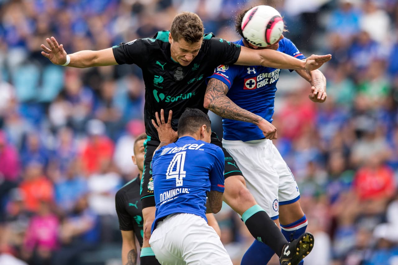 Con este remate de cabeza Julio Furch abrió el marcador a los 12 minutos del encuentro.