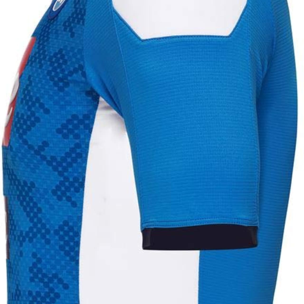 El Napoli ha dado a conocer su jersey principal de la siguiente temporada el cual tendrá unas franjas blancas en los hombros y en los laterales del pecho, así como detalles oscuros en cuello y puños. La nueva prenda se llama Kombat 2020 y podría ser la nueva piel del Chucky.