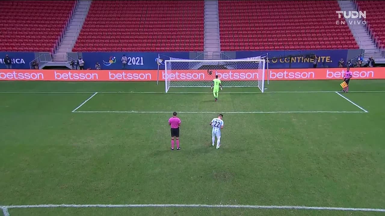 ¡GOL!  anota para Argentina. Lautaro Martínez