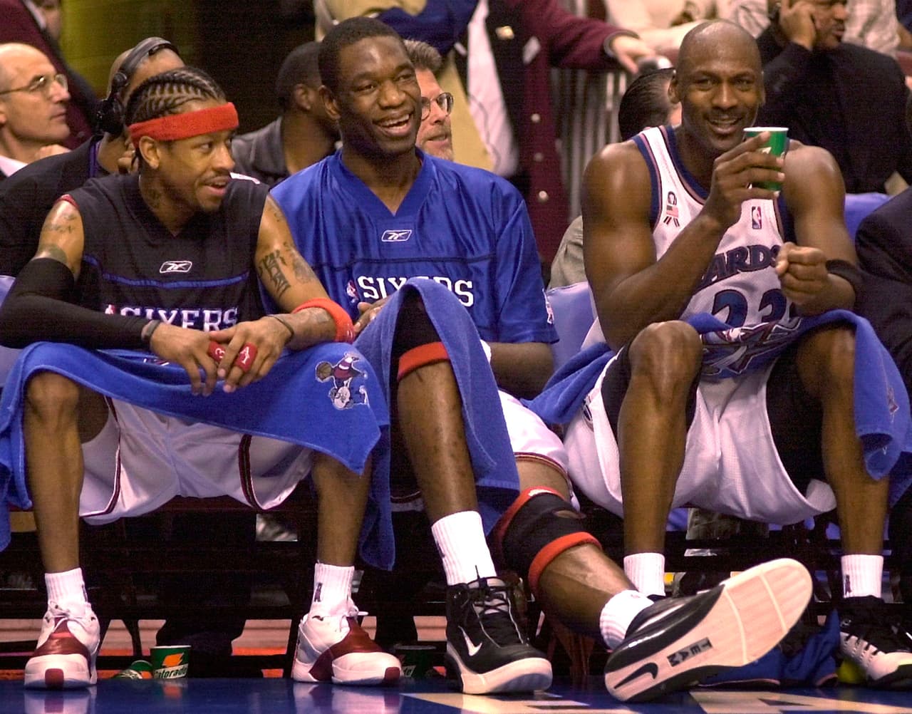 El congoleño Dikembe Mutombo (centro) fue uno de los 20 extranjeros de 17 nacionalidades que estuvieron en eventos del All Star Game en 2002, todo un hito.