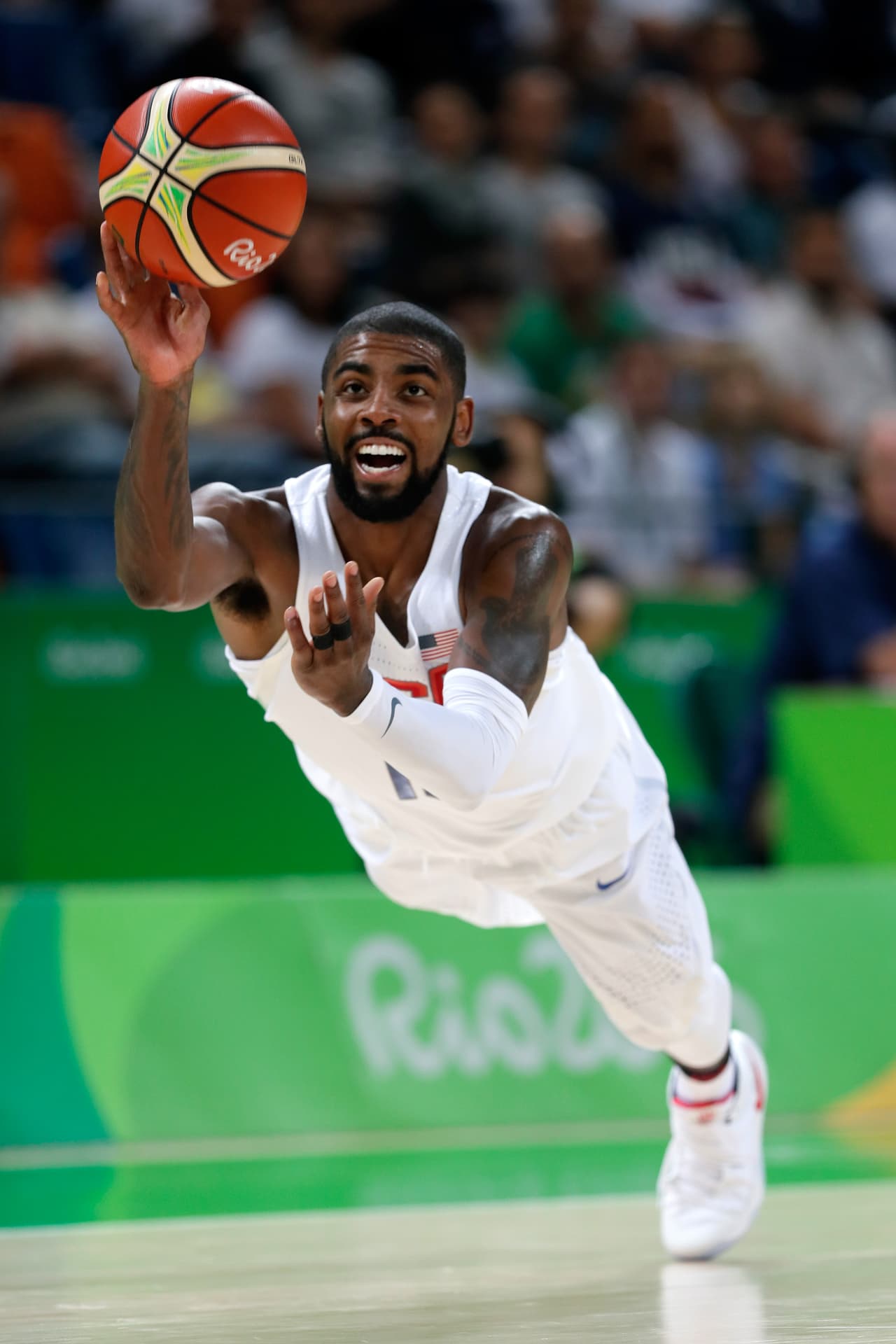 Kyrie Irving nos demuestra que las disciplinas de clavados y básquetbol se pueden fusionar en los Juegos Olímpicos.