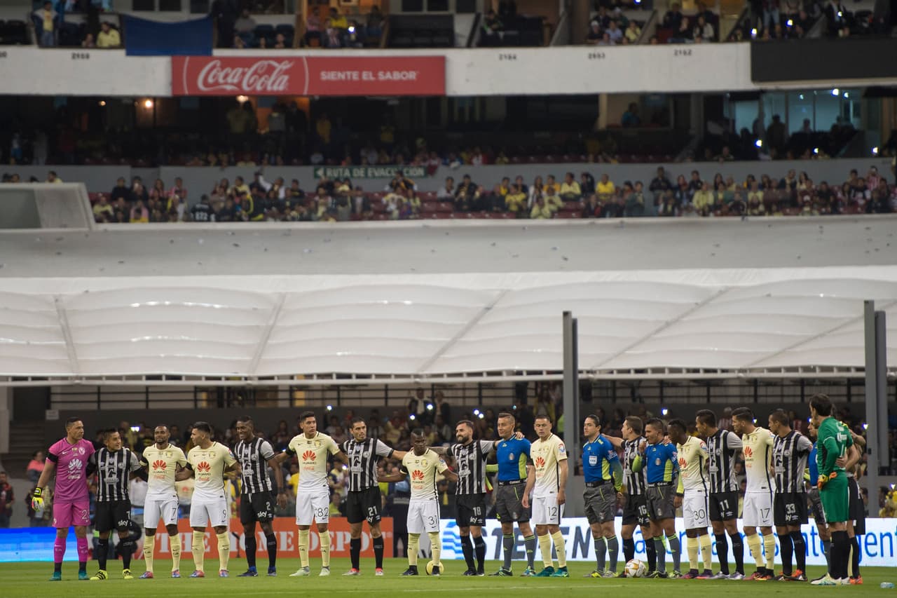 Previo al encuentro, jugadores y aficionados guardaron un minuto de silencio que se convirtió en aplausos por la lamentable tragedia que sufrió el equipo del Chapecoense.