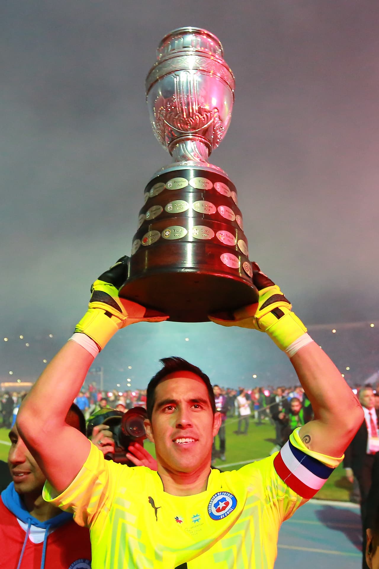 Siempre que defiende la camiseta del combinado chileno, Bravo demuestra una enorme personalidad y exhibe grandes reflejos con lo que ha ayudado a la selección andina a mantenerse en zona de clasificación ganando dos partidos, empatando uno y con una sola derrota en el inicio de la eliminatoria hacia el Mundial de Rusia 2018.