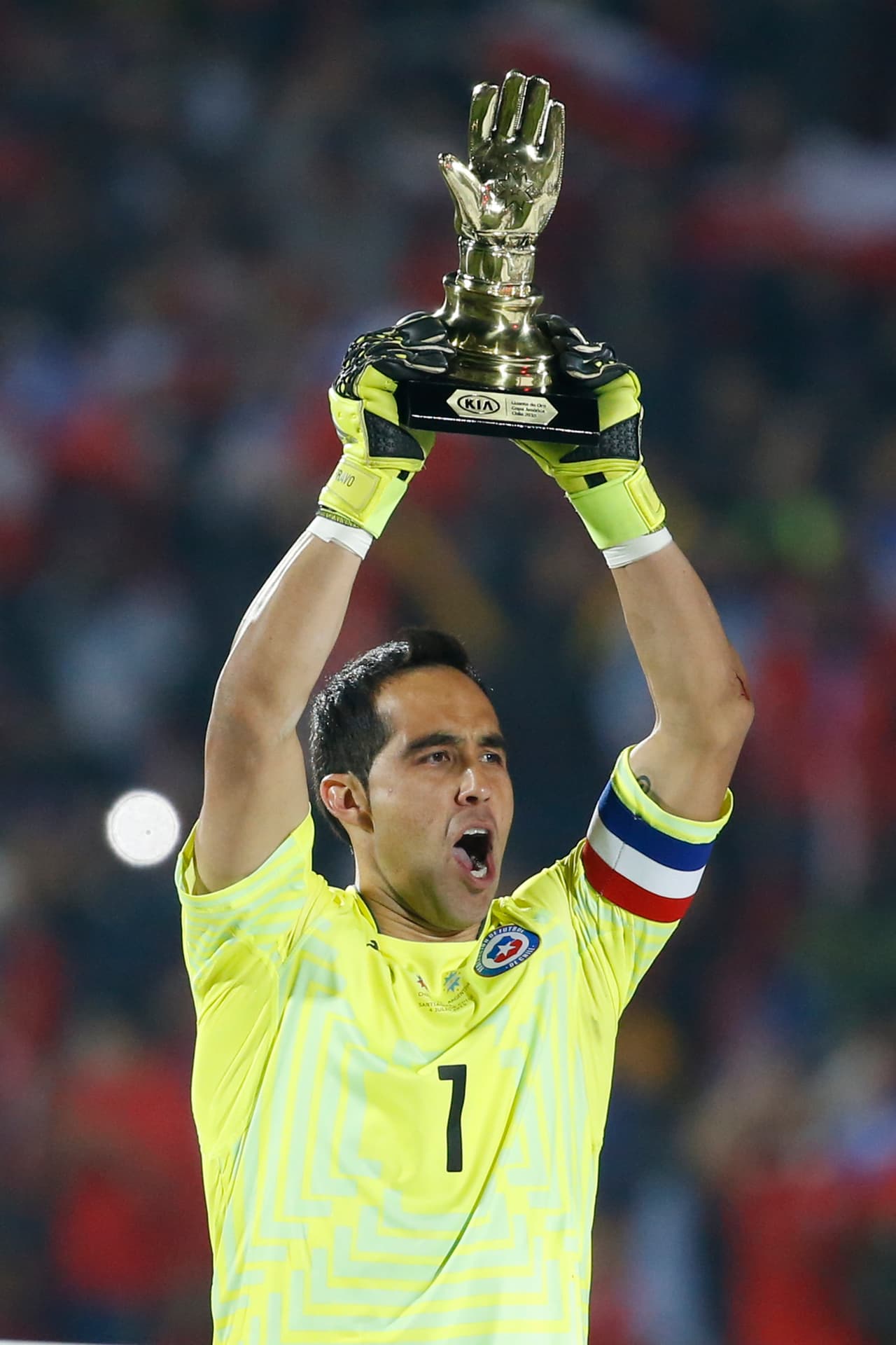 Apenas en julio pasado, Claudio Bravo se bañó de gloria en su natal Chile al conquistar la Copa América sobre la Argentina de sus compañeros de club Messi y Mascherano donde fue reconocido como el mejor portero del torneo y tuvo el honor de levantar el trofeo de Campeón como capitán de La Roja.