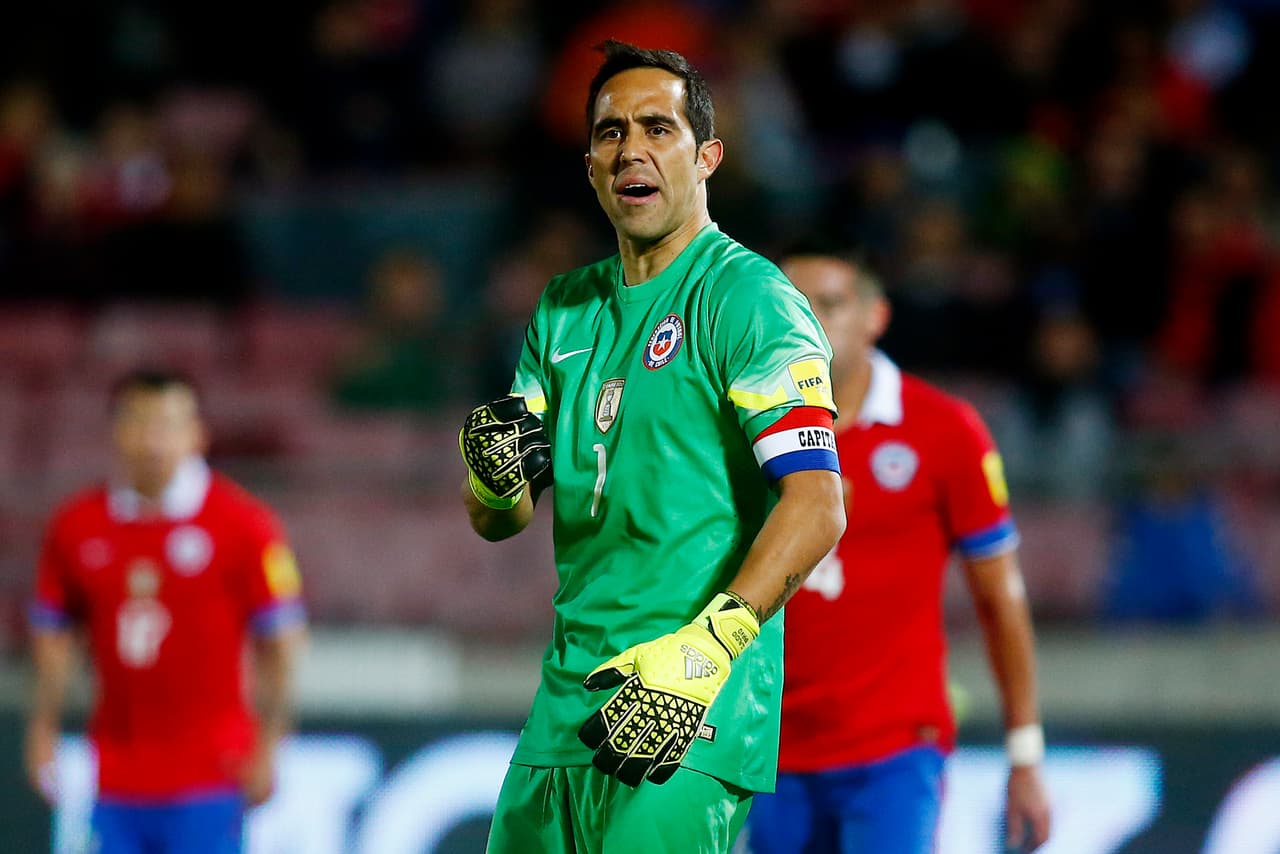 El 2015 ha sido el año de la consagración de Claudio Bravo como guardameta de elite dentro del mundo del fútbol. El cancerbero de Chile y el Barcelona ha ganado todo y se ha cansado de levantar títulos y éxitos con sus equipos.