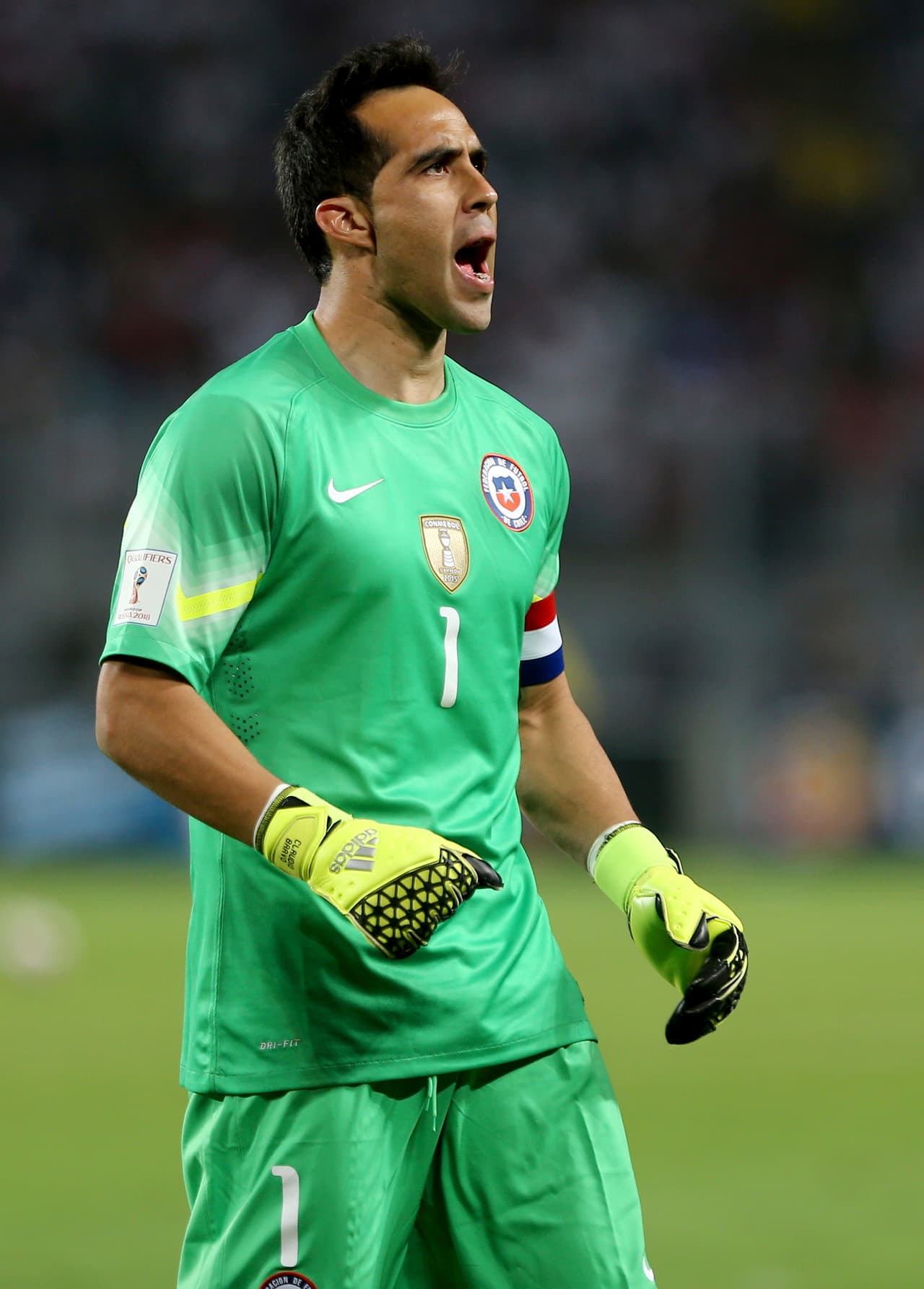 El arquero de la selección chilena está jugando su segunda temporada con el Barcelona, la que tuvo un inicio incierto debido a una lesión que lo marginó cuatro partidos y una disputa pública con el alemán Ter Stegen, pero donde ha regresado en gran forma y dejando claro que no piensa soltar la cabaña blaugrana en la Liga española.