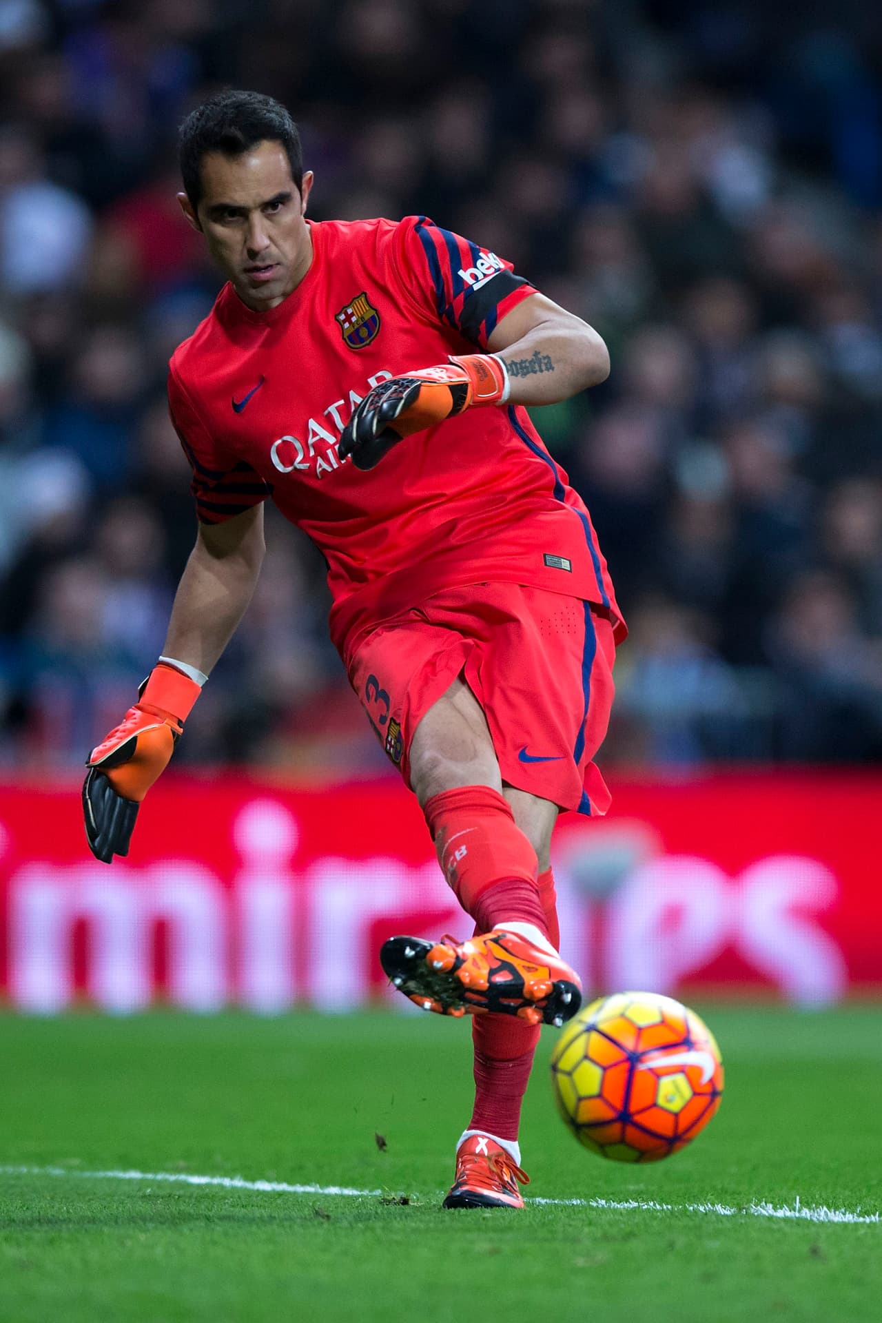 Mientras que en lo que va de la Liga, desde su regreso en la caída 2-1 en Sevilla el 3 de octubre, Bravo acumula seis victorias consecutivas que tienen al Barcelona como líder general en España con 33 puntos y en los últimos cuatro juegos no ha recibido goles en contra, facilitando los encuentros para el equipo de Luis Enrique.