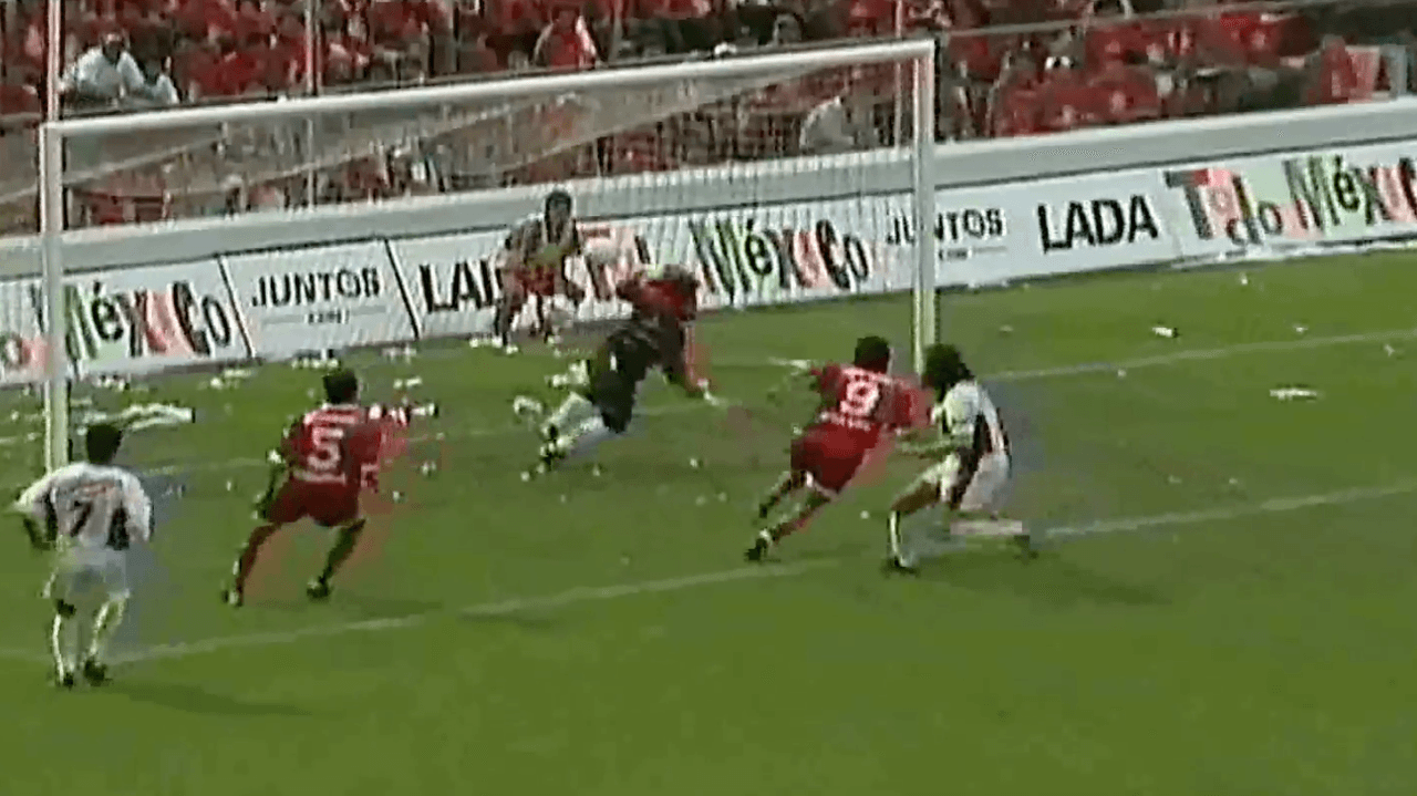 Aunque le tocó sufrir en el balompié azteca ante José Saturnino Cardozo, uno de los mejores delanteros que han jugado en México.