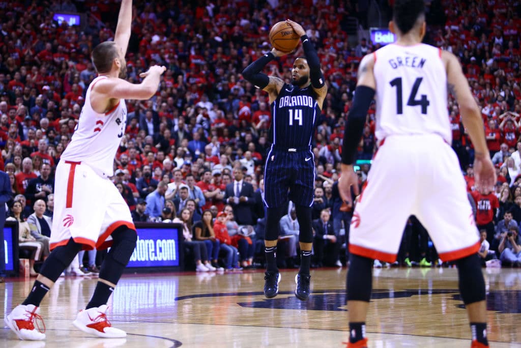 Un triple sobre la chicharra de D.J. Augustin (centro) le dio la victoria al Magic en tierra canadiense.