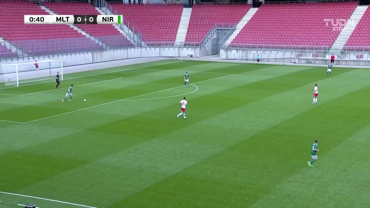 Arranca el partido y la pelota está en juego.
