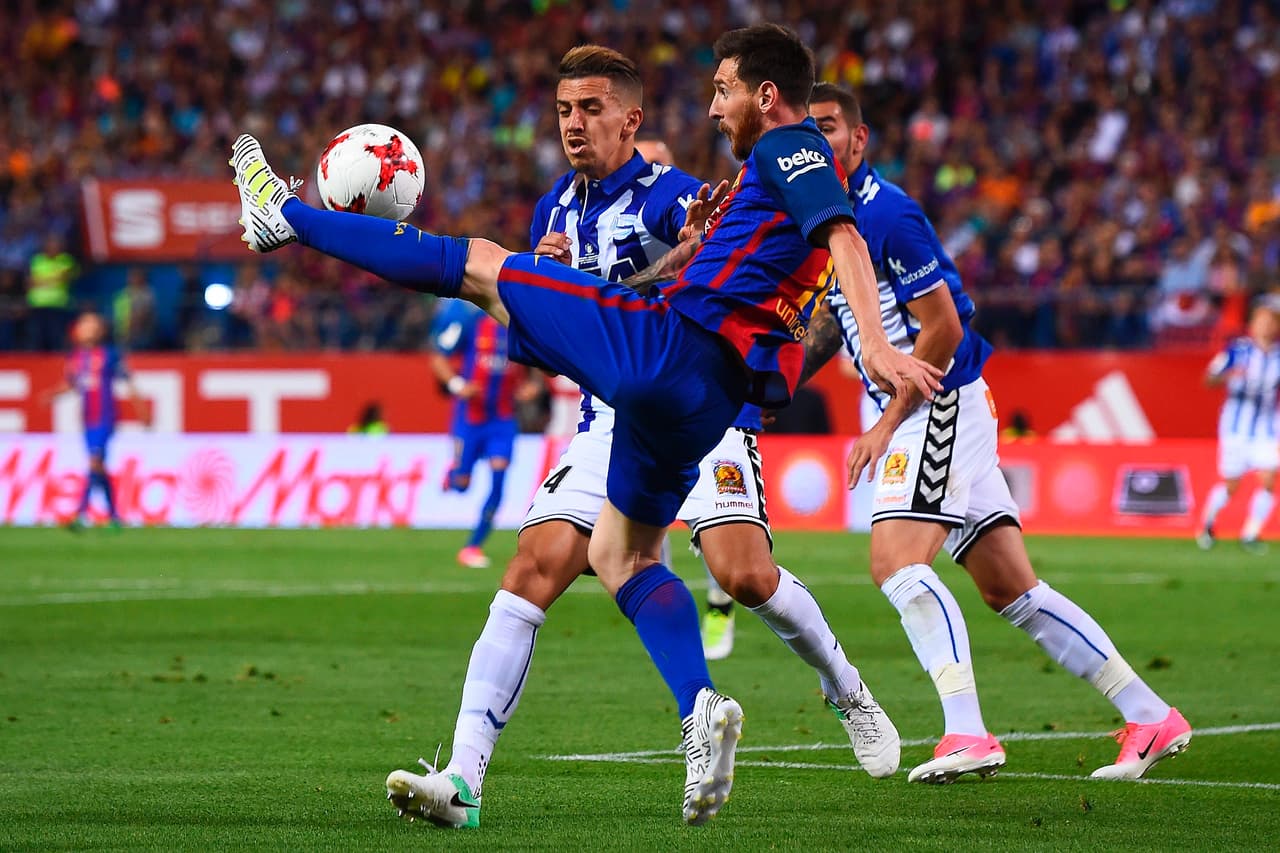 Barcelona's Argentinian forward Lionel Messi controls the ball during the Spanish Copa del Rey (King's Cup) final football match FC Barcelona vs Deportivo Alaves at the Vicente Calderon stadium in Madrid on May 27, 2017. / AFP PHOTO / Josep LAGO (Photo credit should read JOSEP LAGO/AFP/Getty Images)