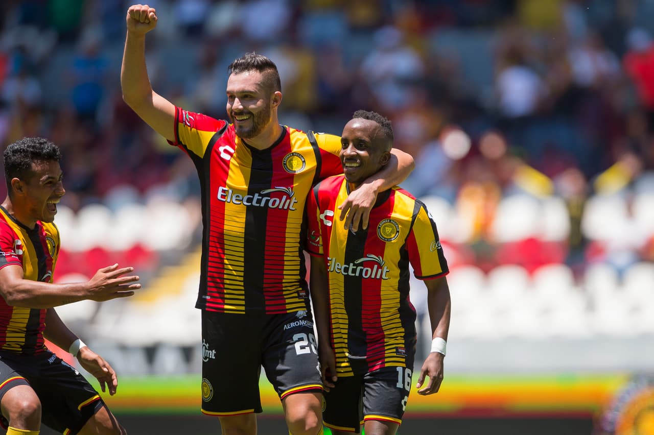 Leones Negros goleó 4-0 al Atlante en el juego de ida de los cuartos de final del Ascenso MX.