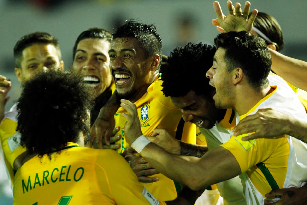 Brasil clasificó virtualmente a Rusia 2018 y vivió un carnaval en la fecha 13 de la eliminatoria de Conmebol, cuya tabla de posiciones tuvo cambios favorables para Colombia y Argentina, pero que relegaron a repechaje a Ecuador y a quedar por fuera de los clasificados a Chile a falta de cinco fechas.