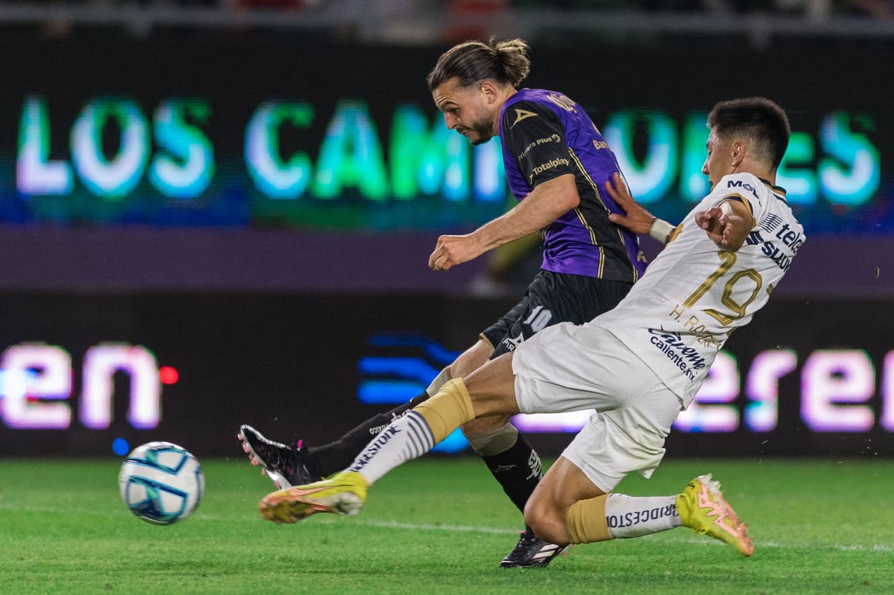 Pumas retomó el camino de la victoria en la Jornada 9 del Clausura 2023 tras venir de atrás ante Mazatlán FC con goles de Eduardo Salvio y Juan Dinenno. Los Cañoneros abrieron el marcador vía Nicolás Benedetti, pero dejaron ir la ventaja para el segundo tiempo. Pumas rompió una racha de seis jornadas sin poder ganar en la Liga MX.