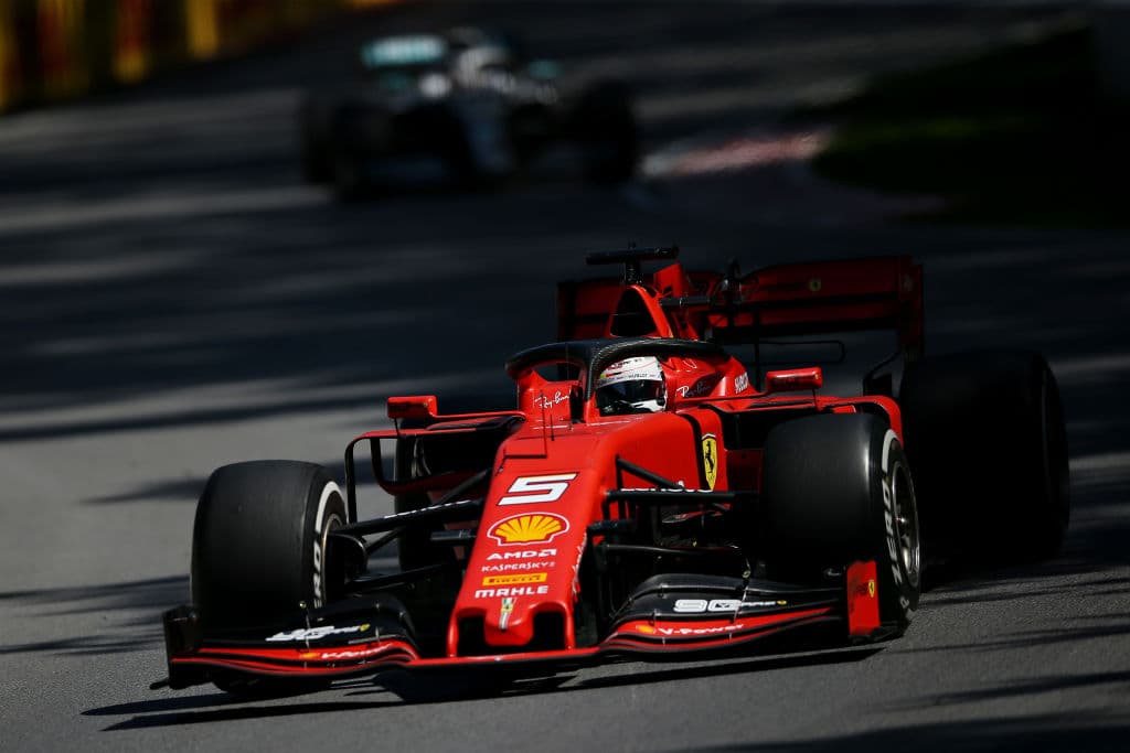 Aparte del incidente de la curva 4, Hamilton nunca había logrado estar al lado de Vettel, pero había estado cerrando desde su parada en boxes en la vuelta 28 y estaba constantemente a un segundo del Ferrari, ofreciéndole la ayuda de adelantamiento en las rectas.