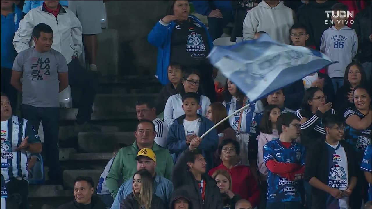 Arranca el partido y la pelota está en juego.