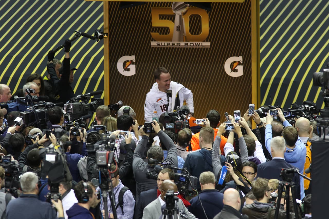 Los jugadores de los Denver Broncos se mostraron relajados durante el Opening Night previo al Super Bowl 50, he aquí sus mejores imágenes.