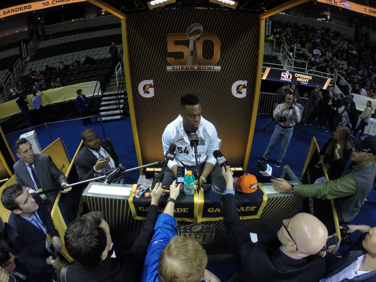 Los jugadores de los Denver Broncos se mostraron relajados durante el Opening Night previo al Super Bowl 50, he aquí sus mejores imágenes.