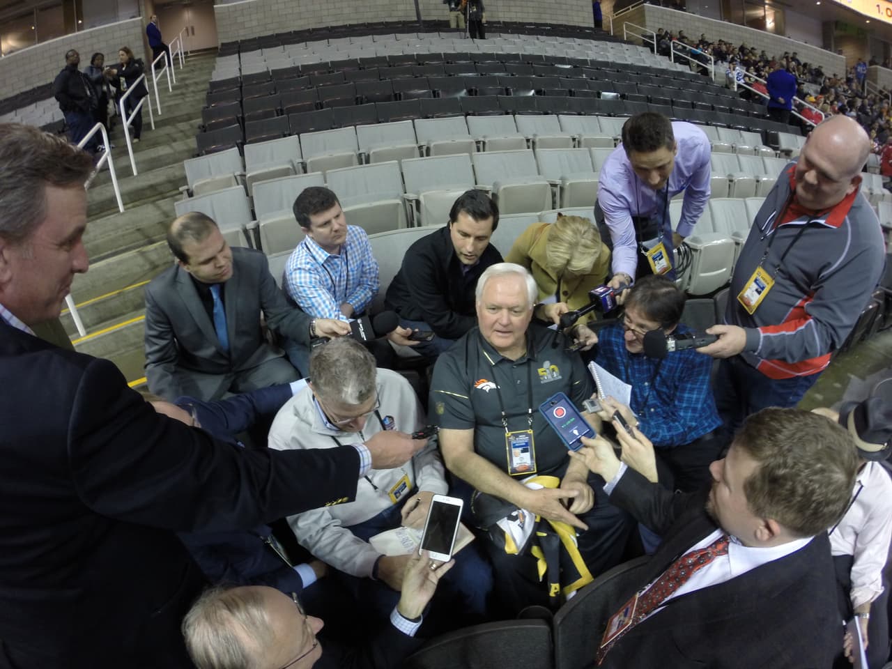 Los jugadores de los Denver Broncos se mostraron relajados durante el Opening Night previo al Super Bowl 50, he aquí sus mejores imágenes.