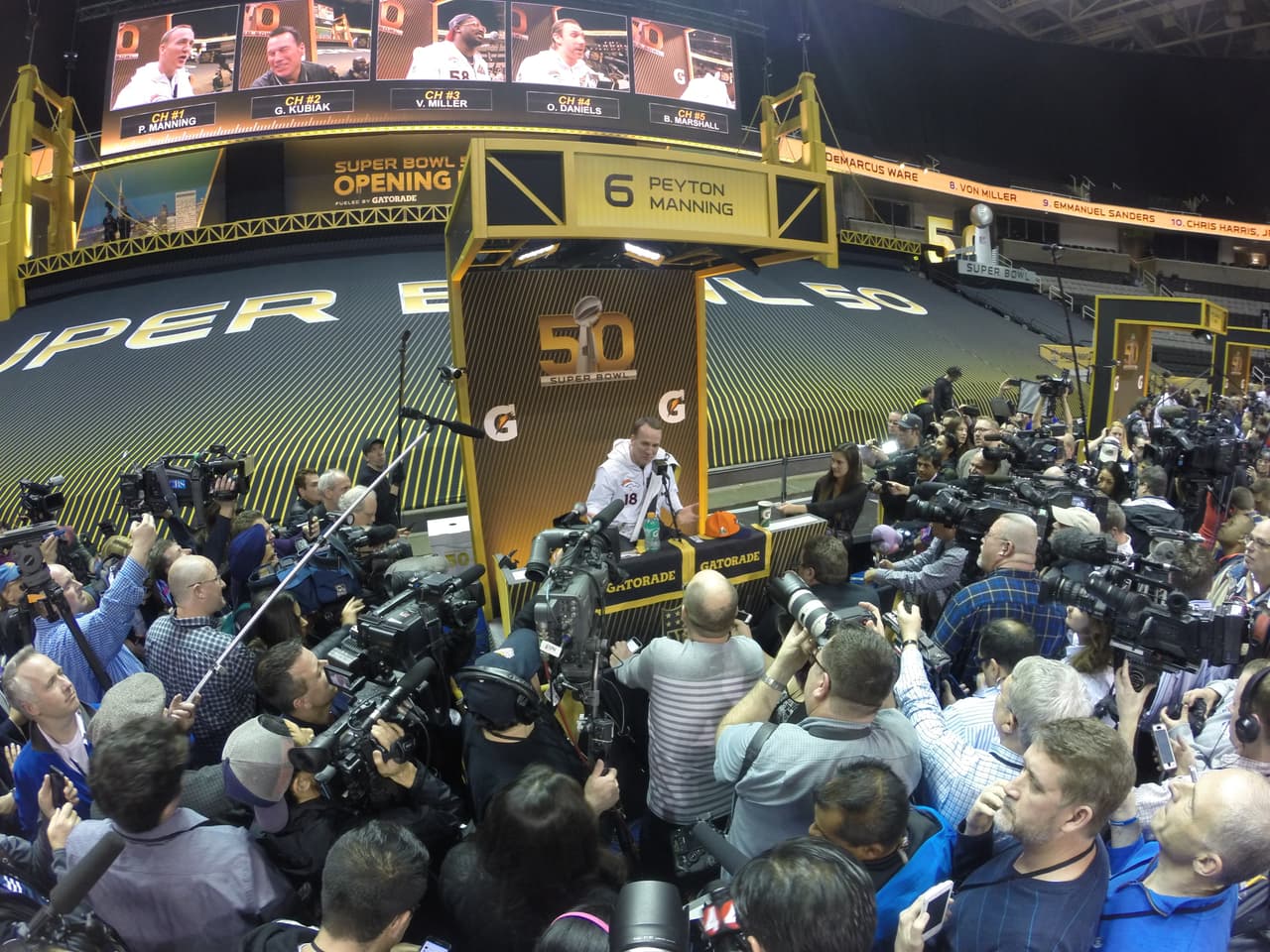 Los jugadores de los Denver Broncos se mostraron relajados durante el Opening Night previo al Super Bowl 50, he aquí sus mejores imágenes.