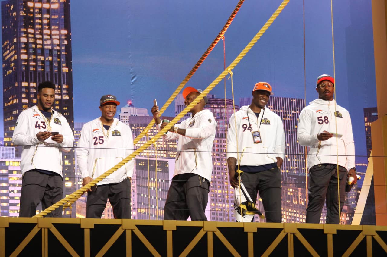 Los jugadores de los Denver Broncos se mostraron relajados durante el Opening Night previo al Super Bowl 50, he aquí sus mejores imágenes.