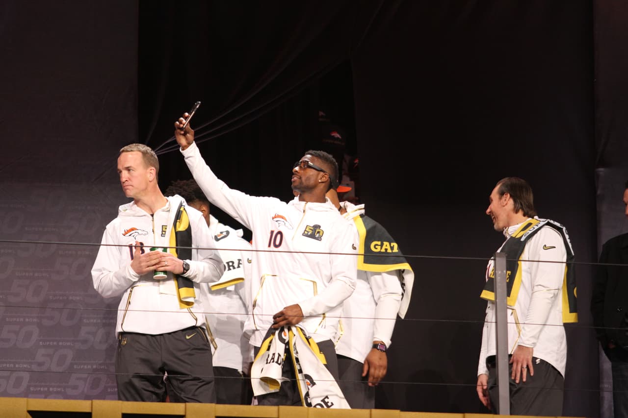 Los jugadores de los Denver Broncos se mostraron relajados durante el Opening Night previo al Super Bowl 50, he aquí sus mejores imágenes.