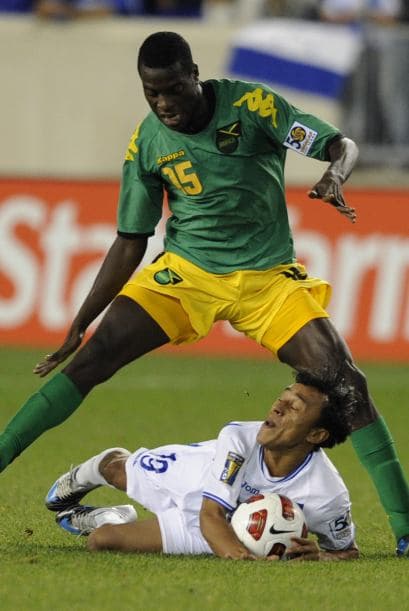 Javier Portillo en el césped y el futbolista de Jamaica Jevaughn Watson sobre él con pose de malo, los jamaiqueños no dejaron de poner presión a los catrachos.