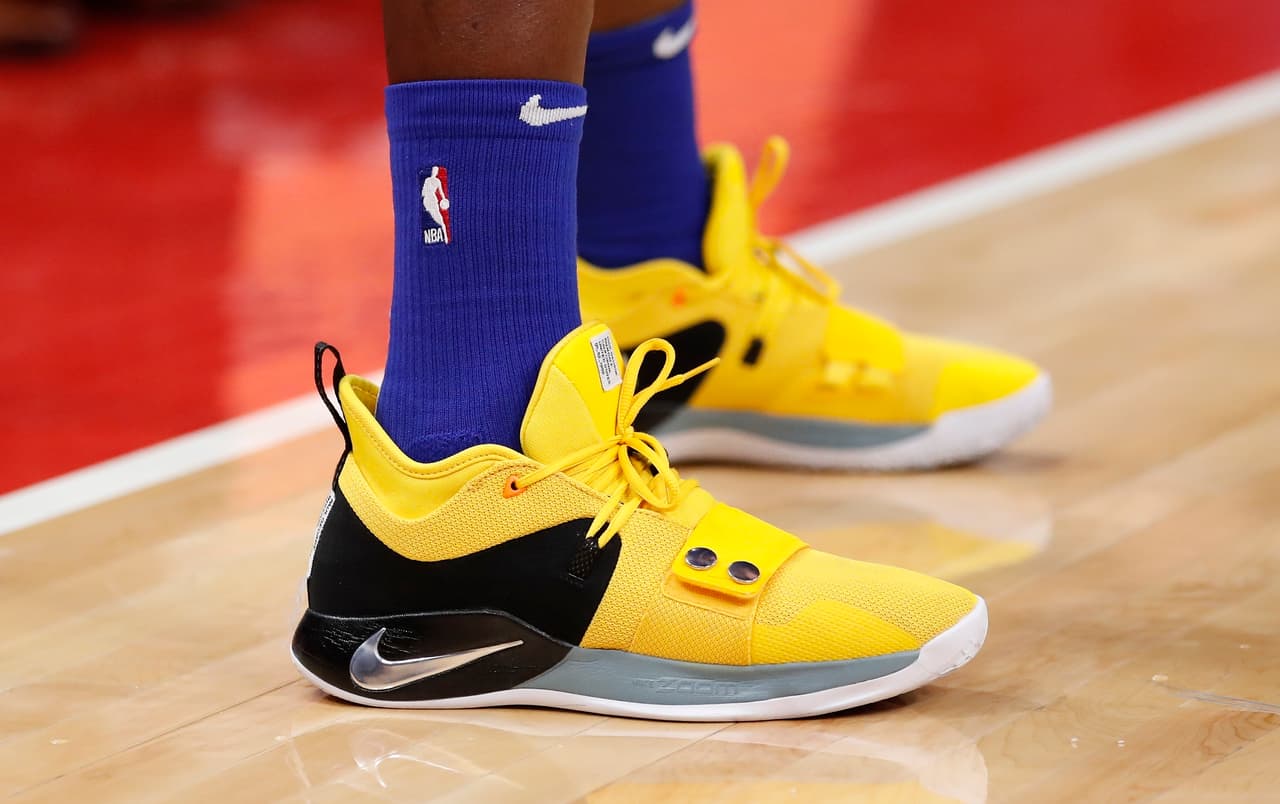 El guardia de los Detroit Pistons Reggie Jackson usando estos Nike en el partido de su equipo ante los Brooklyn Nets en Little Caesars Pizza Arena.