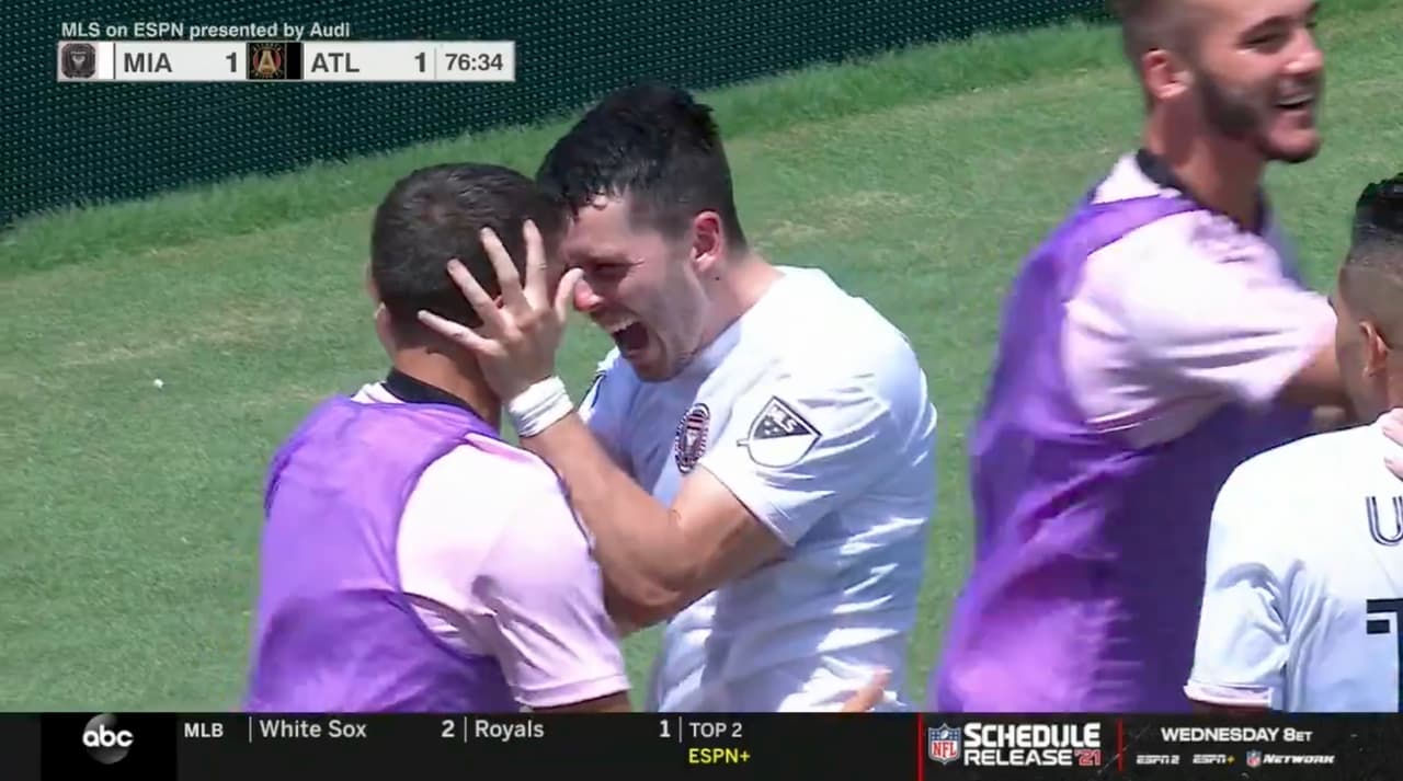 ¡Grítalo Beckham! Lewis Morgan humilla a la defensa y hace un golazo