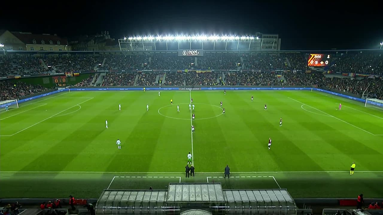 Arranca el partido y la pelota está en juego.