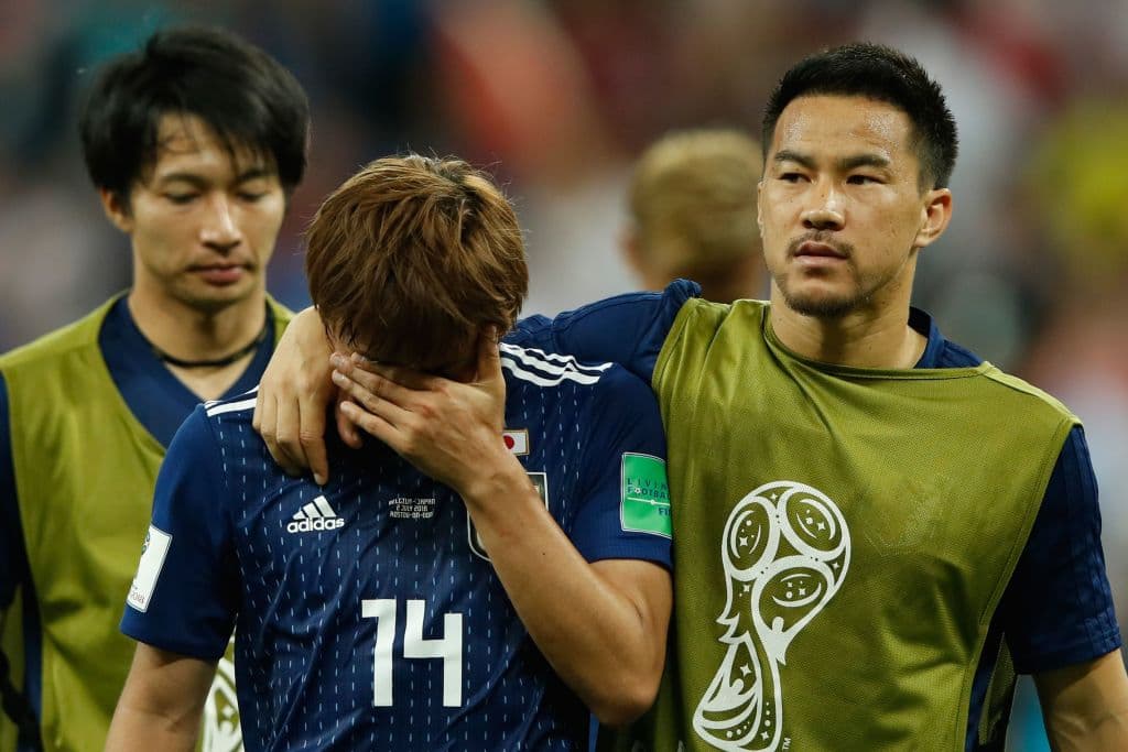 Inui probó su calidad ante el mundo y contra los belgas, pero el fútbol es un deporte de conjunto y ganan y pierden en equipo. Aquí se le ve ser consolado por los compañeros.